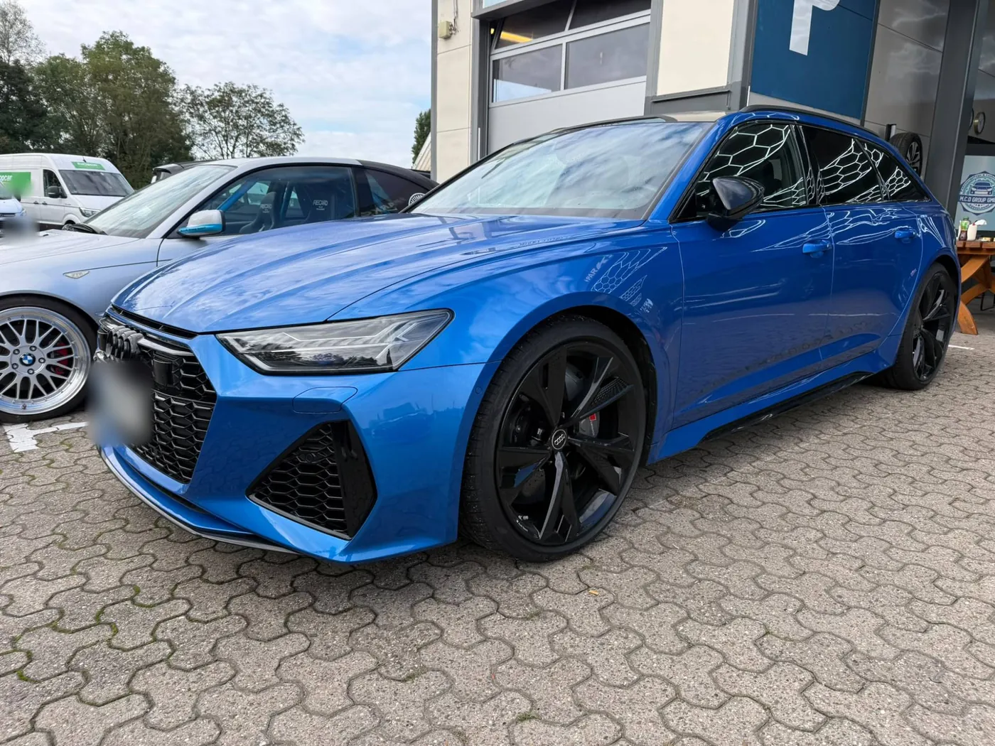 Blauer Audi RS6 Avant bei der Fahrzeugbegutachtung vor der Werkstatt